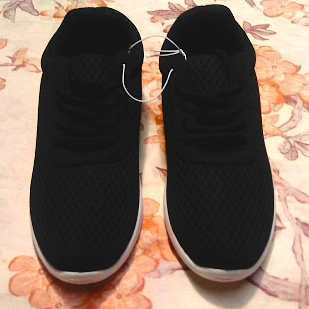 👟 NWT Women’s Black Sneakers – Lightweight, Cushioned, Size 8